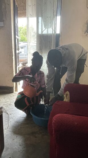 Vorher geht ein junges Mädel mit einer Waschschüssel und Wasser herum, damit wir uns die Hände waschen können