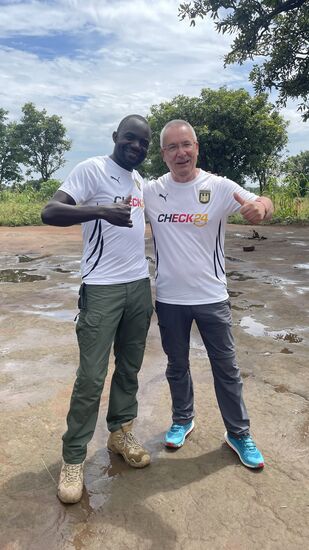 Auch eine nette Spende von Freunden: diese EM-Shirts. 
Denis bekommt eines und Thomas wird das andere später verschenken