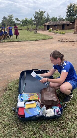 Mir wird etwas mulmig—das reicht doch nicht für 150 Kinder….
Aber wir öffnen die Pakete mit den Buntstiften und verteilen sie einzeln