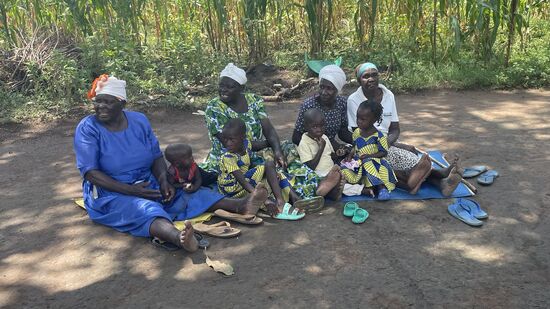 Die Kinder gesellen sich zu den Damen
