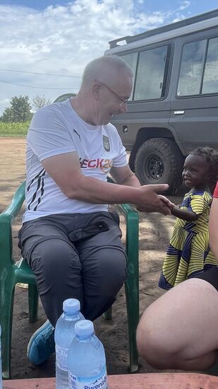 Diese Kleine ist besonders drollig-sie geht herum und reicht jedem die Hand