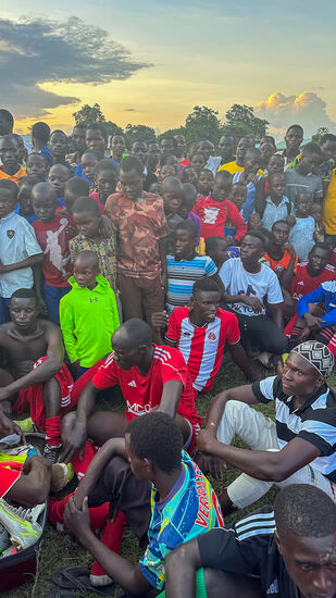 Die Menschenmenge um uns wird immer größer und dichter—wir können uns kaum noch rühren