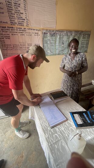 Nicolas darf etwas ins Klassenbuch eintragen
