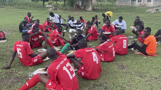 Ich probiere es auch—schmeckt wie Gulasch und das Fleisch wie Suppenfleisch