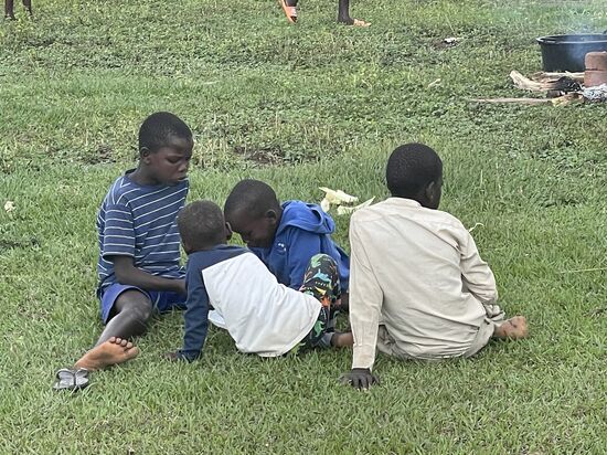 Die 4 teilen sich eine Portion