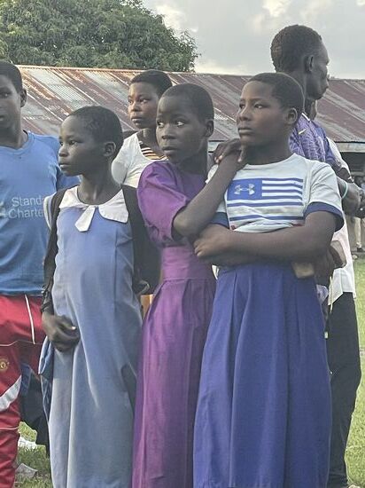 Diese jungen Damen starren auf den weißen Körper des „Muzungo“ (Thomas) als der das Shirt wechselt