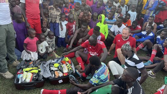 Am liebsten würden sich alle auf die Fußballschuhe stürzen, aber der Trainer packt alle in den Koffer und verwahrt sie