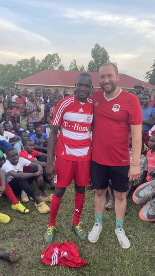 Ein paar ganz besondere Trikots werden noch von Thalia&amp;Nicolas verschenkt