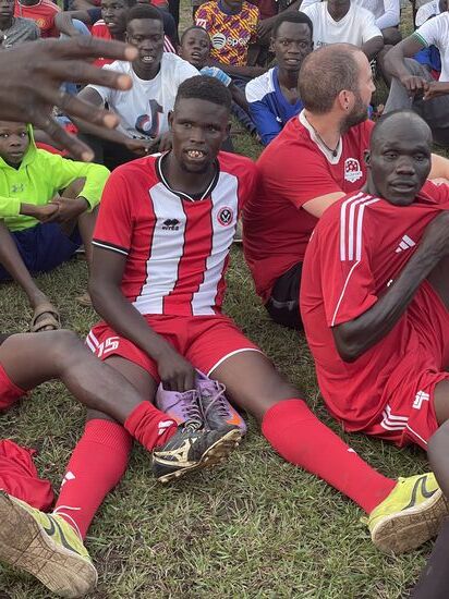 Er freut sich, dass auch Schuhe in seiner Größe (46) dabei sind…