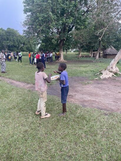 Diese beiden Jungen schlichen lange um meinen Teller mit Essensresten herum-sie fragten Gloria höflich, ob sie das haben dürfen und teilen es nun mit Genuß…