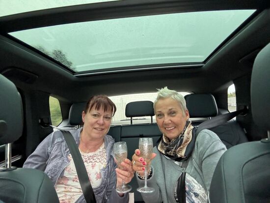 200km bis nach Berlin—wir haben uns einen Platz mit Shuttle bei „McParking“ reserviert und einen Tisch beim Griechen nahe des Parkhauses, den wir von einem früheren Besuch kennen