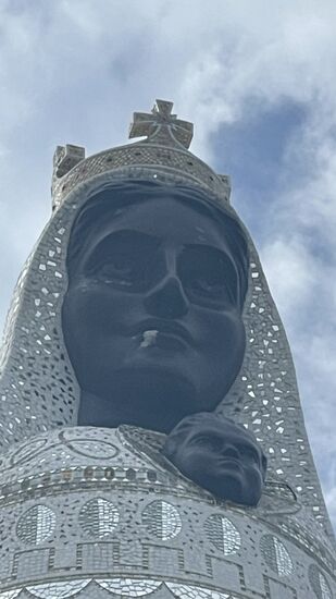 Wir sind erstaunt über das schwarze Antlitz und googeln: 
Die Verehrung geht auf eine Statue aus dem 16.Jhd zurück, deren Gesicht durch Rauch von Öllampen geschwärzt wurde.