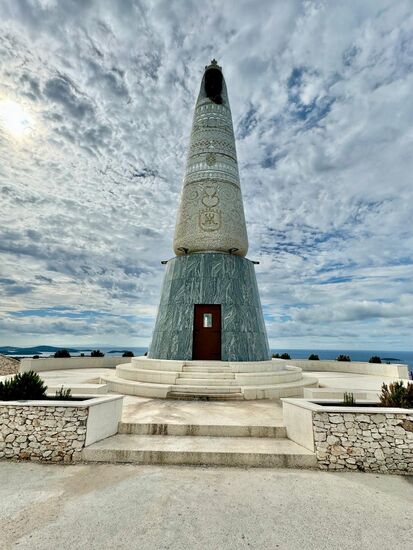Nur 10km weiter sind wir an der „Statue der Jungfrau Mario von Loreto“ mit den Mosaiken und der Aussicht auf die Küste Dalmatiens.
17,5m hoch und 45 Tonnen schwer, wurde sie 2017 erbaut