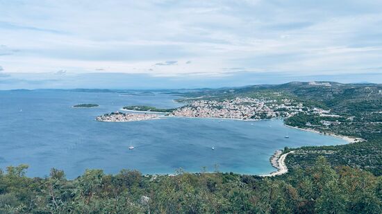 Loreto ist ein beliebter Wallfahrtsort und man kann von hier bei gutem Wetter bis nach Italien schauen. Umgekehrt sieht man von Italien tatsächlich die Madonna.