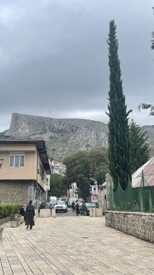 Hohe Felswände umkesseln das Örtchen