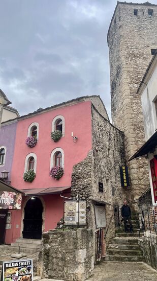 Das Kopfsteinpflaster hier ist sehr rutschig—langsam gehen ist angesagt!