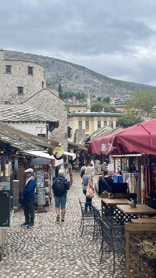 Viele Souvenirläden….die Preise hier sind niedrig-sowohl in den Cafés wie auch in den Kramläden. Überall können wir mit Euro bezahlen