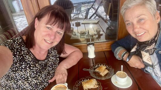 Während Thomas und Jens noch einen günstigen Standort für Fotos suchen, bummeln Silvi und ich zurück und flüchten dann vor dem Regen in ein Café für leckeren Baklava.