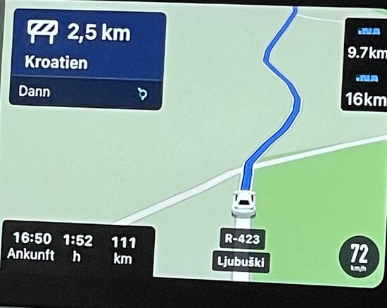 Juhuuu….gleich haben wir wieder Internet! 
An der Grenze müssen wir jedesmal alle Ausweise zeigen, die auch sorgfältig geprüft werden—