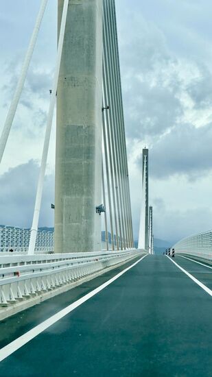 ….die wir auch überqueren…sie überbrückt die Bucht von Mali Ston und verbindet so die Gespannschaft Dubrovnik-Neretva mit dem Rest Kroatiens.
Ohne dies Brücke müsste man wenige Kilometer durch bosnisch-herzogowisches Staatsgebiet fahren