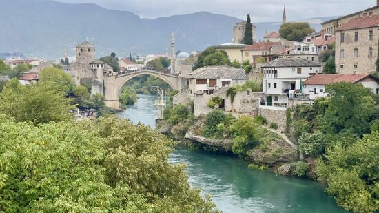 Im Sommer springen von der Brücke Taucher in den Fluss