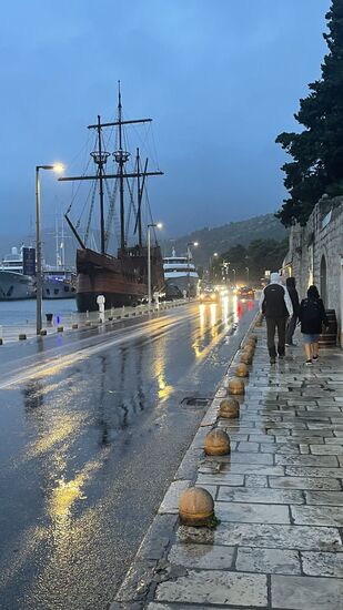 Bei Regen spazieren wir zum Abendessen entlang des Hafens