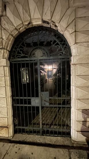 Ein weiterer Blick in den Hof  einer schönen Villa