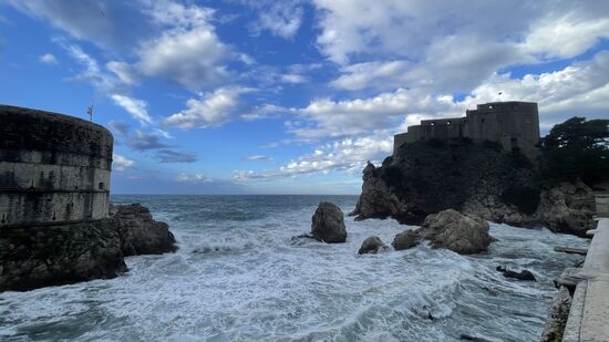 Die Nachhut vom nächtlichen Sturm versetzt das Meer in hohe Wellen—hier bei der Festung Lovrijenac