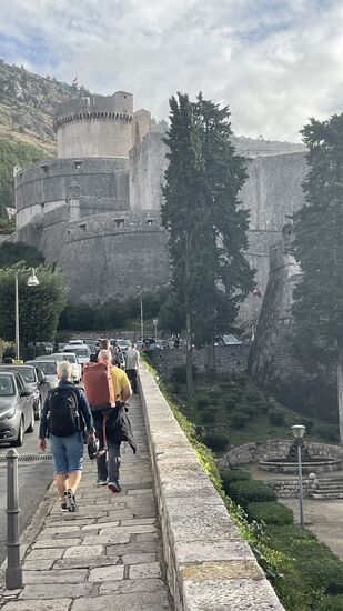 Im Entenmarsch gehts entlang des fast 2km langen Mauerringes
