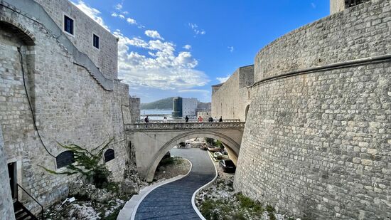 Tatsächlich ist die mittelalterliche Mauer noch komplett erhalten und überstand sogar die Belagerung serbischer Truppen in  den Jahren 1991 und 1992