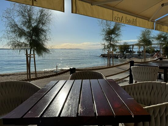 Bis zu unserer  Unterkunft, dem „Hotel Aria“ , was wir im Auto fix gebucht haben