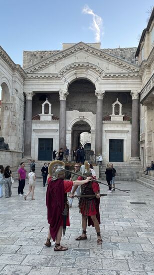 Studenten verdienen sich ein paar Euro indem sie Fotos mit den Touris machen