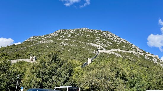 Ston ist ein kleines Örtchen, etwa eine Stunde Fahrzeit von Dubrovnik und fasziniert durch seine 5,5km lange Festungsmauer —sie ist tatsächlich die Zweitlängste Mauer der Welt nach der chinesischen Mauer!