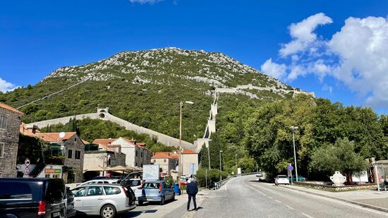 Sie ragt auf einem Berg über die Stadt und erinnert sehr an die chinesische Mauer