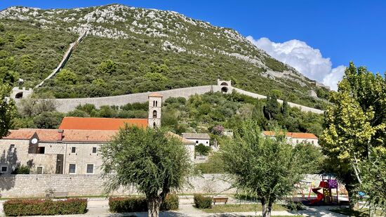 Die Mauer wurde im Jahr 1996 durch ein Erdbeben stark zerstört. 20 der ursprünglichen 41 Wehrtürme sind noch erhalten und die 7 Bastionen sind noch erhalten