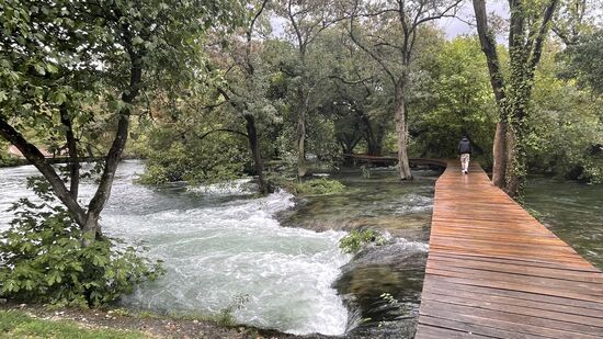 Auf Bretterstegen geht es über das tobende Wasser - leider fängt es doch immer mal wieder an zu nieseln