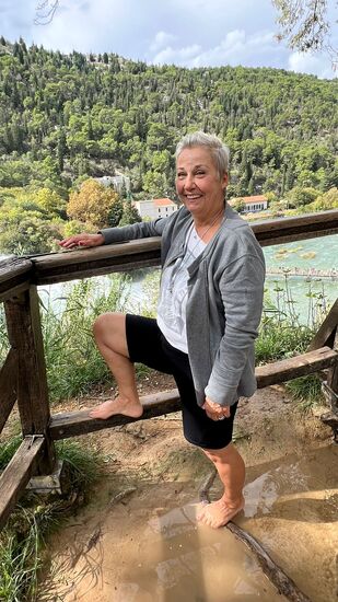 An manchen Stellen steht das Wasser so hoch, dass wir lieber kurzerhand die Schuhe ausziehen und barfuß durch die großen Wasserlachen gehen