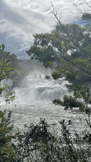 Am Ende des Rundweges—nach ca einer Stunde—erwartet uns der große Wasserfall -