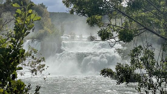 Inzwischen sind einige Busse angekommen und es füllt sich überall—Zeit für uns diesen Ort zu verlassen!