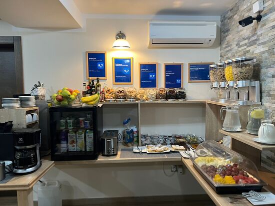 Obst und Süßes am Buffet —Aufschnitt und Brot/Brötchen wird am Tisch zugeteilt-wie man sieht, hat die Unterkunft sehr gute Bewertungen…