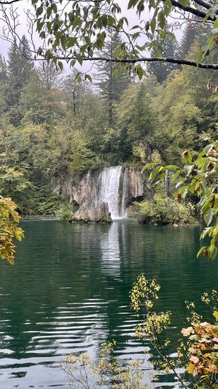 Wir wandern wieder auf Bretterstegen und können schon viele Wasserfälle bewundern—