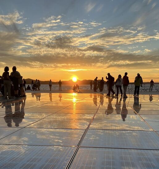 Hier ist das große Treffen für das Top-Sonnenuntergangs-Foto-eine weitere Erfindung des o.g. Architekten: 300 mehrschichtige gläserne Solarzellen, die tagsüber die Sonnenenergie auffangen und nach Sonnenuntergang diese tolle Lichtshow im Meer erzeugen