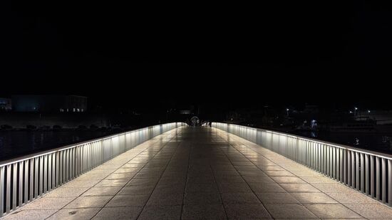 Zurück gehts über diese beleuchtete Brücke von der Altstadt in die City