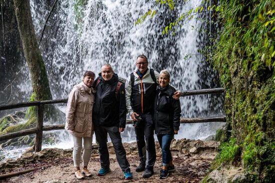 Nun sind auch die Männer da—sie machen unterwegs Fotos und brauchen immer länger