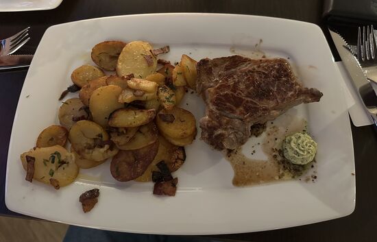 Schon fast Tradition: das Steak im Leonardo. Kann man empfehlen, zart und auf den Punkt gebraten mit leckeren hausgemachten Bratkartoffeln…