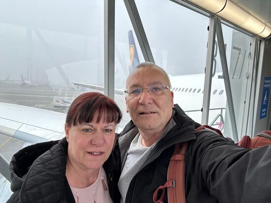 Wir sitzen oben in der riesigen A380-sie fasst knapp 510 Passagiere