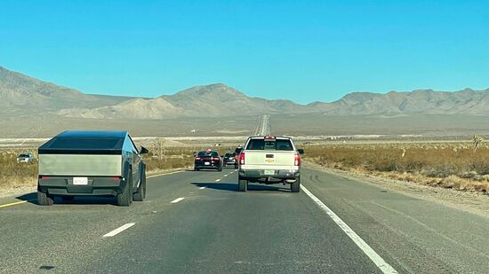 Auf dem Weg nach Vegas! Vor wenigen Tagen wurde dort ein solches Fahrzeug vor dem TRUMP Hotel in die Luft gesprengt. Hoffen wir mal, dass dieser Fahrer ehrliche Absichten hat.