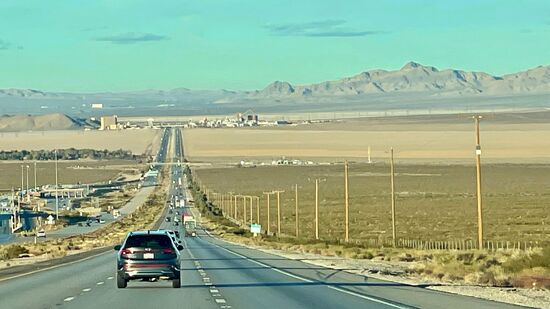 Wir nähern uns Vegas. Auch hier ist es noch viel weiter, als man denkt.