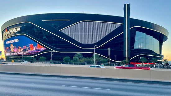 Diese komplett geschlossene und klimatisierte Arena kann bis zu 65.000 Zuschauer fassen.