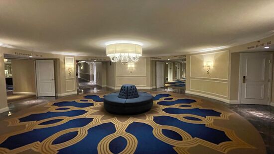 Von hier gelangt man zu den beiden Türmen mit den insgesamt 4027 Suiten